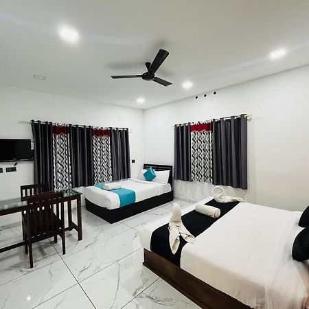 The Mountcourt Hotel Munnar Buitenkant foto