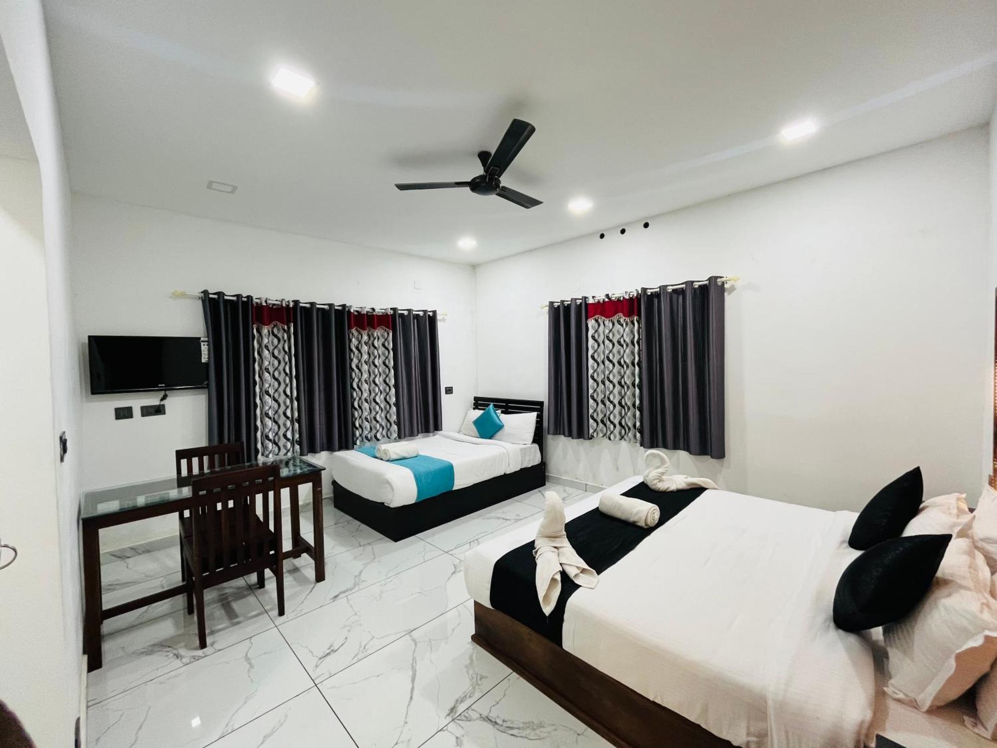 The Mountcourt Hotel Munnar Buitenkant foto